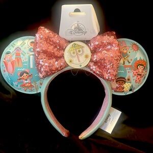 💜♀️5DAYSALE ♀️💜It’s  a small world, Mickey ears